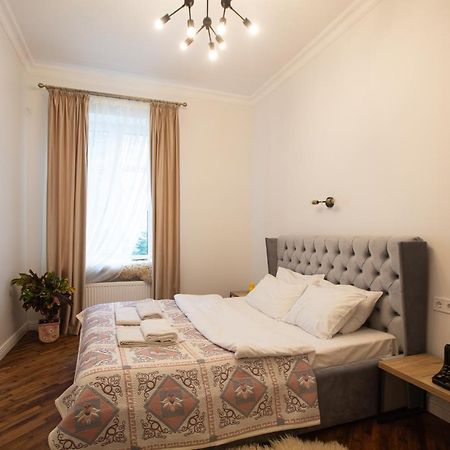 Friends House- Сучасні Апартаменти В Центрі Львова Dış mekan fotoğraf