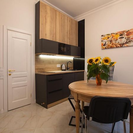 Friends House- Сучасні Апартаменти В Центрі Львова Dış mekan fotoğraf
