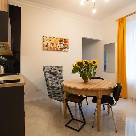 Friends House- Сучасні Апартаменти В Центрі Львова Dış mekan fotoğraf