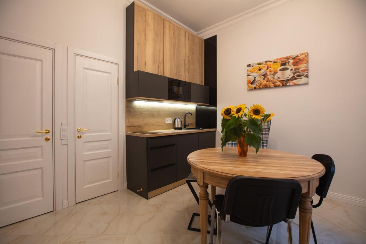 Friends House- Сучасні Апартаменти В Центрі Львова Dış mekan fotoğraf